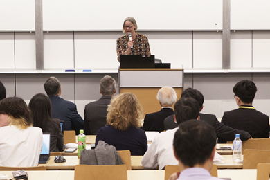 Rector magnificus Hester Bijl houdt een welkomstspeech.